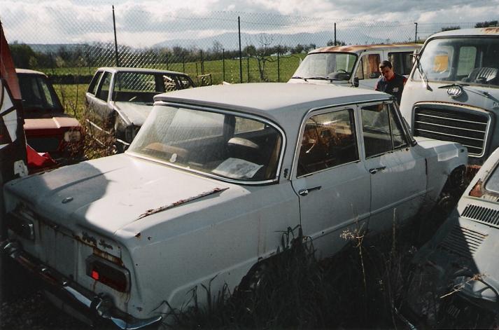 2 Alfa romeo giulia 1600 biscione 70 bollo oro 67